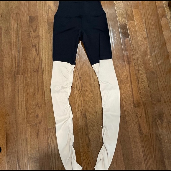 Alo Yoga Goddess Leggings Black and Light Pink - Picture 3 of 11